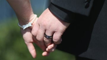 Una pareja agarrada de la mano