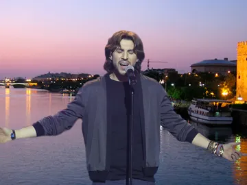 Raúl Ogalla rinde su particular homenaje a Sevilla interpretando un precioso tema de Manuel Carrasco Raúl Ogalla rinde su particular homenaje a Sevilla interpretando un precioso tema de Manuel Carrasco