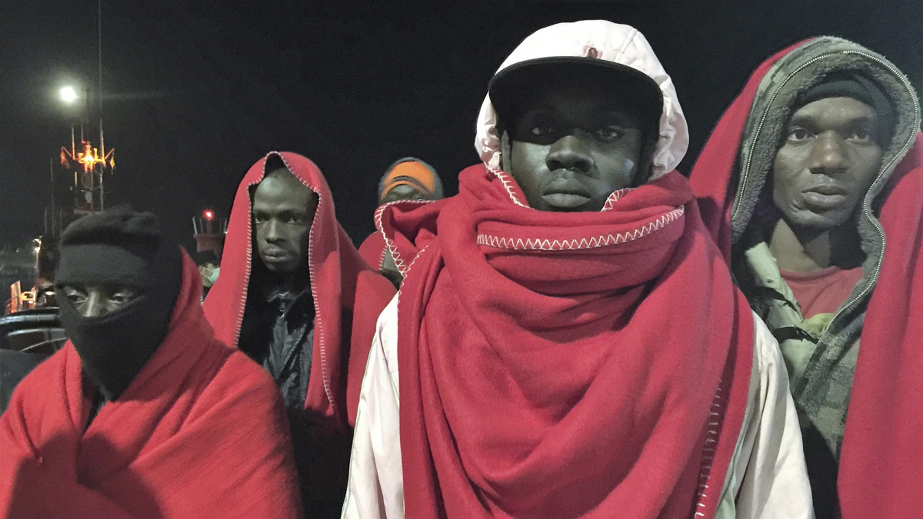 Inmigrantes rescatados de una patera Inmigrantes rescatados de una patera