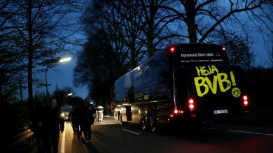 El gerente del Dortmund admite que pensaron retirarse de la Champions tras el ataque a su autobús