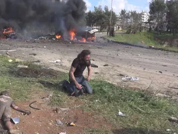 Un fotógrafo rompe a llorar tras el atentado de Siria Un fotógrafo rompe a llorar tras el atentado de Siria
