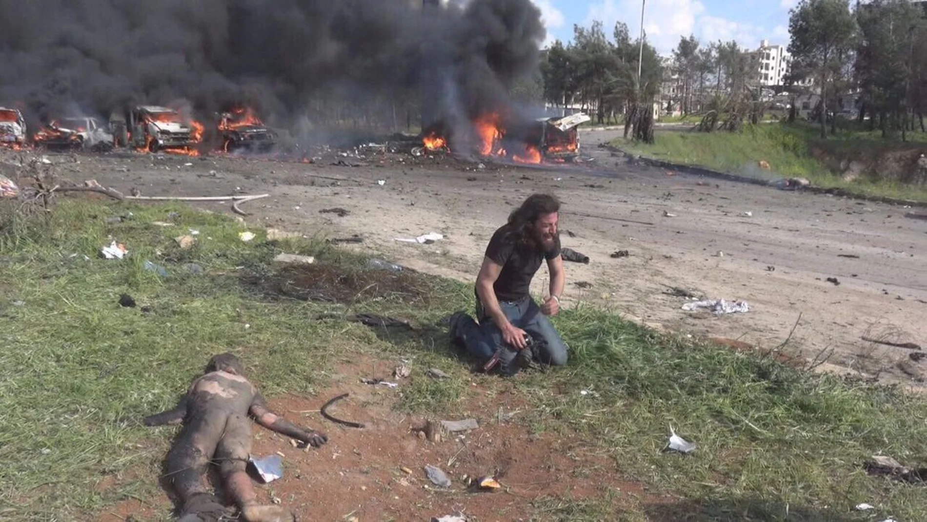 Un fotógrafo rompe a llorar tras el atentado de Siria Un fotógrafo rompe a llorar tras el atentado de Siria