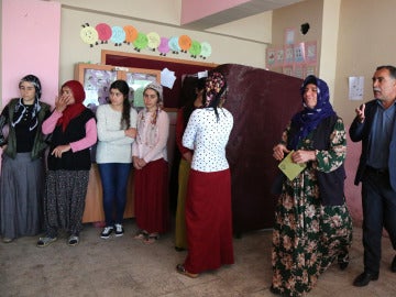 Colas para votar en un colegio electoral en Turquía