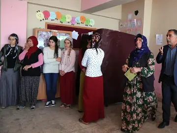 Colas para votar en un colegio electoral en Turquía Colas para votar en un colegio electoral en Turquía