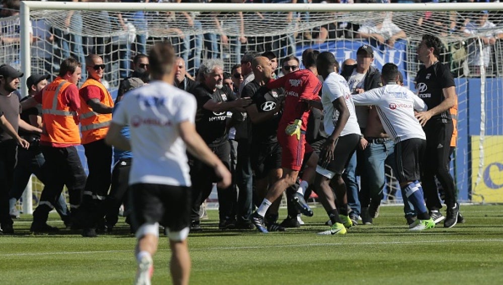 Aficionados de Bastia agreden al portero del Lyon