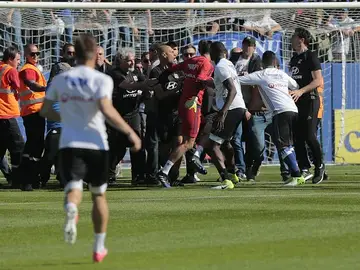 Aficionados de Bastia agreden al portero del Lyon Aficionados de Bastia agreden al portero del Lyon
