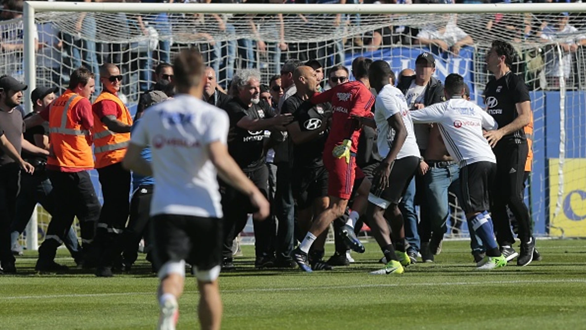 Aficionados de Bastia agreden al portero del Lyon Aficionados de Bastia agreden al portero del Lyon