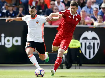 Montoya y Clement Lenglet pelean por un balón Montoya y Clement Lenglet pelean por un balón