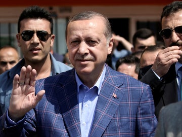 Erdogan, a la salida del colegio de votación