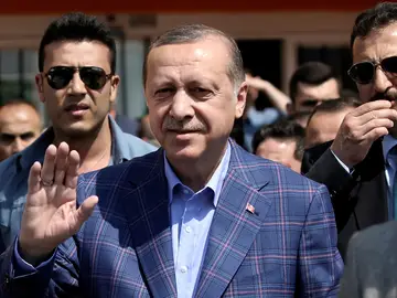 Erdogan, a la salida del colegio de votación Erdogan, a la salida del colegio de votación