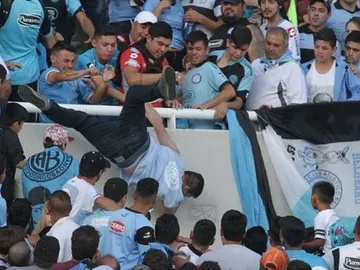 Aficionado arrojado grada abajo en el estadio Mario Alberto Kempes Aficionado arrojado grada abajo en el estadio Mario Alberto Kempes