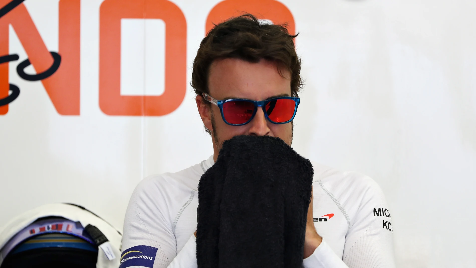 Fernando Alonso, en el box de McLaren en el GP de Baréin