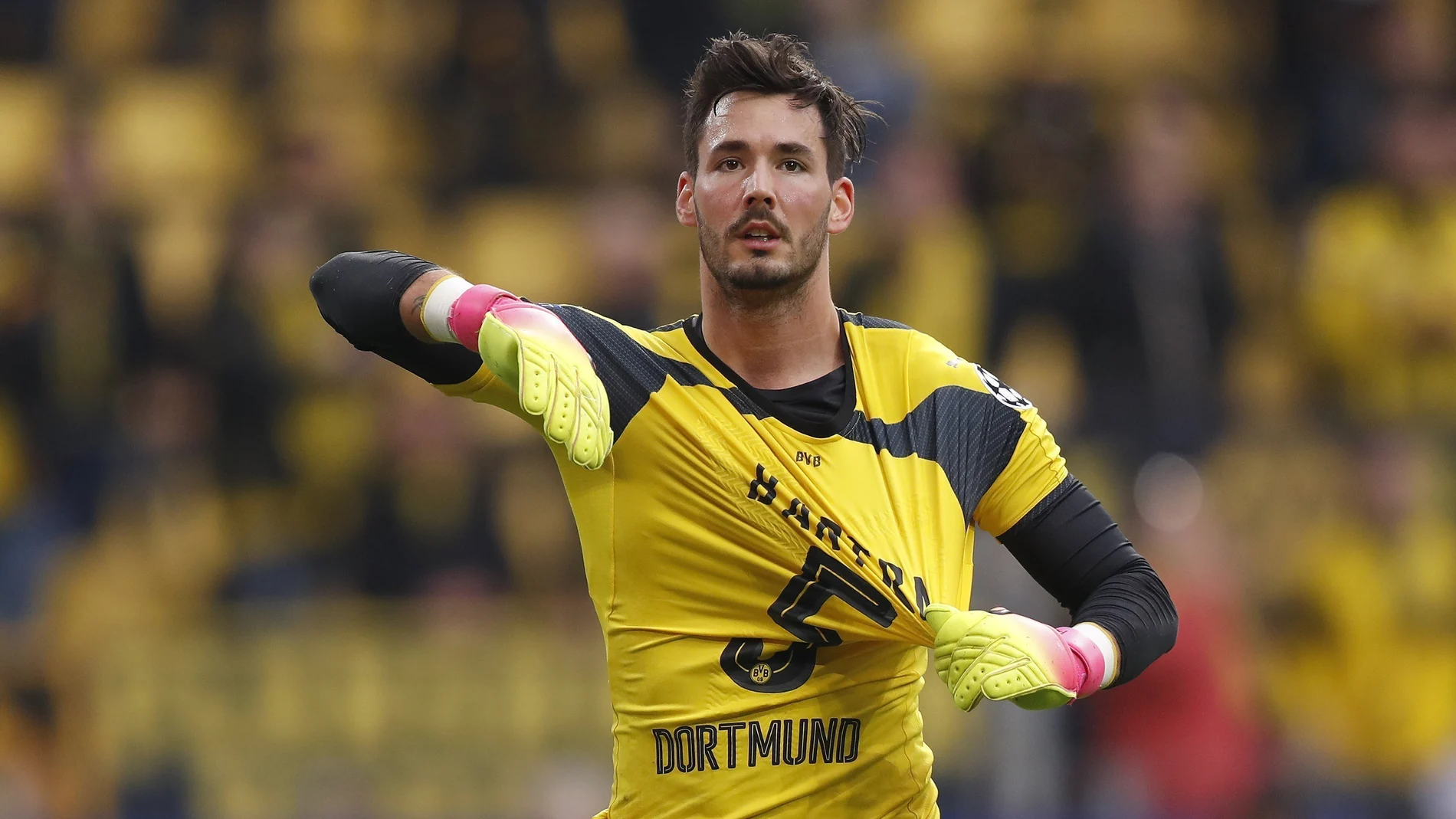 Roman Bürki calienta con una camiseta en apoyo a Bartra