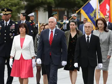 Mike Pence y su mujer tras llegar a Corea del Sur Mike Pence y su mujer tras llegar a Corea del Sur