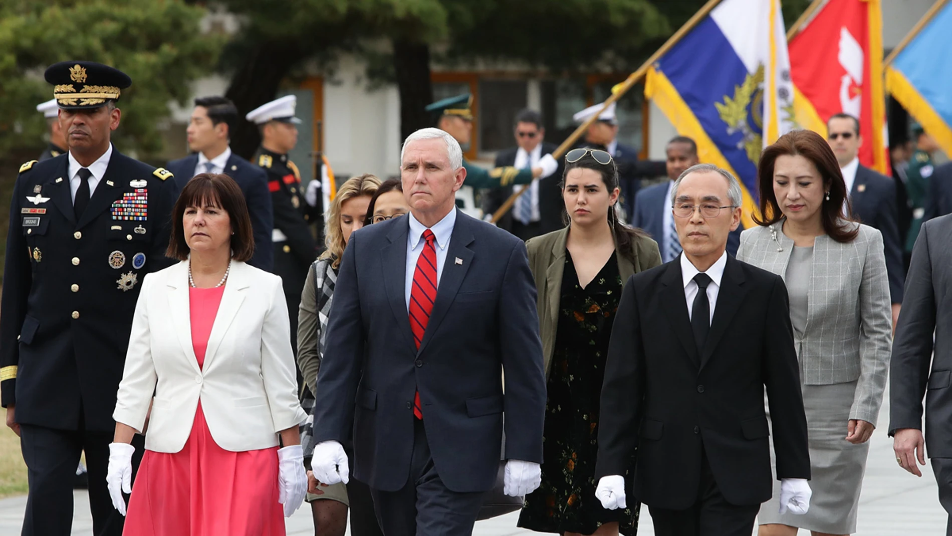 Mike Pence y su mujer tras llegar a Corea del Sur Mike Pence y su mujer tras llegar a Corea del Sur