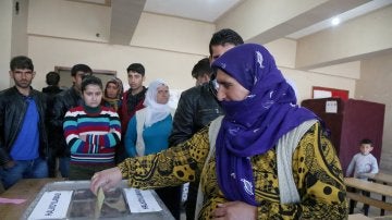 Una mujer vota en el referéndum en la región de Diyarbakir