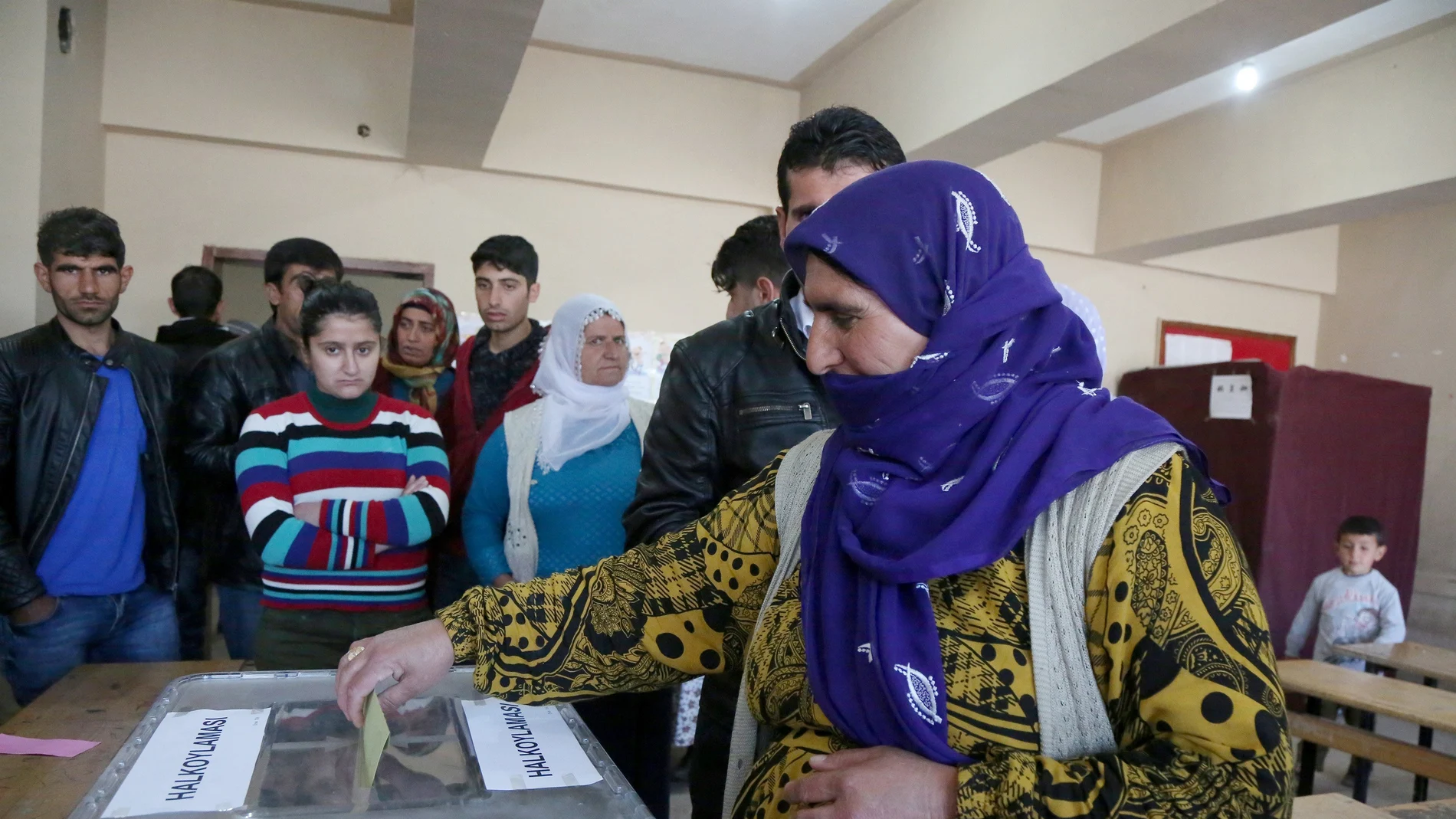 Una mujer vota en el referéndum en la región de Diyarbakir Una mujer vota en el referéndum en la región de Diyarbakir