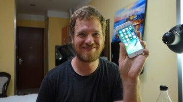 Allen mostrando su iPhone construido por él mismo