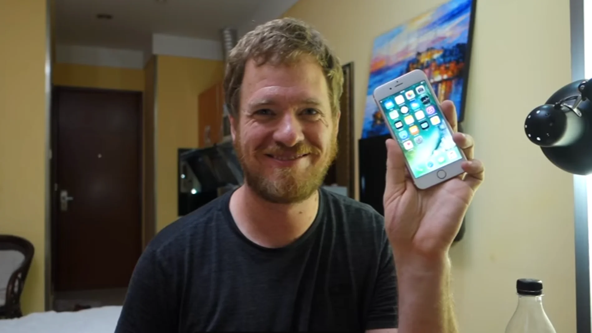 Allen mostrando su iPhone construido por él mismo Allen mostrando su iPhone construido por él mismo