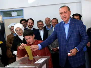 Erdogan vota en un colegio electoral en Estambul Erdogan vota en un colegio electoral en Estambul