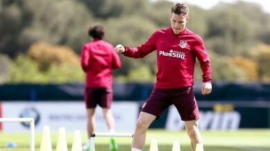 Gameiro recibe el alta médica y entra en la convocatoria del Atlético para jugar ante el Leicester