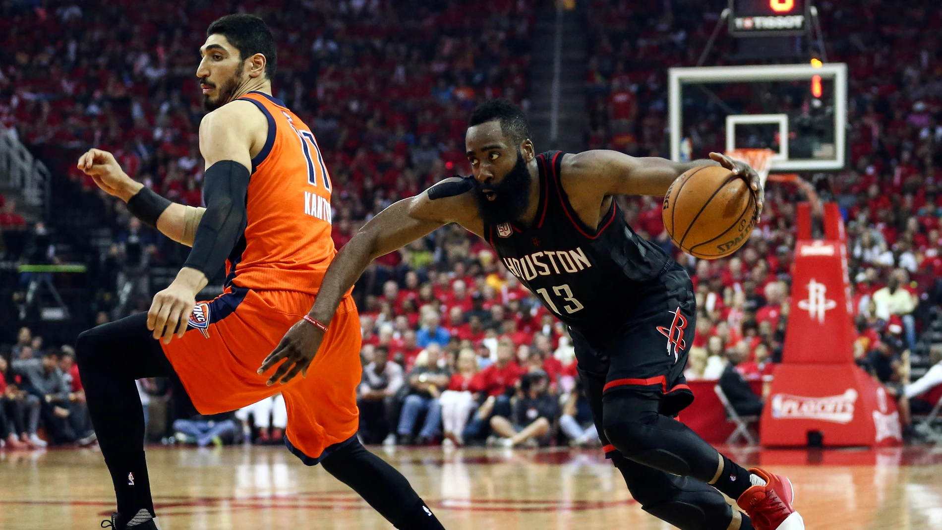 Harden avanza a canasta ante Enes Kanter Harden avanza a canasta ante Enes Kanter