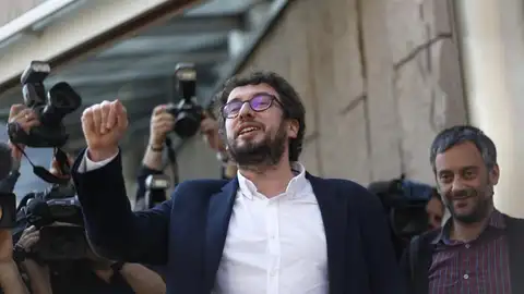 José Manuel Sande acompañado de Xulio Ferreiro a su llegada a los juzgados José Manuel Sande acompañado de Xulio Ferreiro a su llegada a los juzgados
