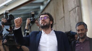 El edil coruñés imputado por un cartel de carnaval con la imagen del Papa acude al juzgado a declarar