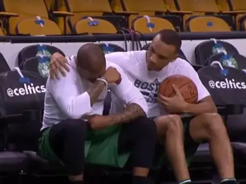 Avery Bradley consuela a Isaiah Thomas en el banquillo Avery Bradley consuela a Isaiah Thomas en el banquillo