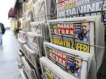 Los periódicos turcos con el titular "Victoria de Erdogan" en Estambul (Turquía) Los periódicos turcos con el titular "Victoria de Erdogan" en Estambul (Turquía)
