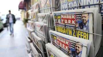 Los periódicos turcos con el titular "Victoria de Erdogan" en Estambul (Turquía)