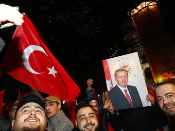 Turquía vota 'Sí' al sistema presidencialista de Erdogan Turquía vota 'Sí' al sistema presidencialista de Erdogan