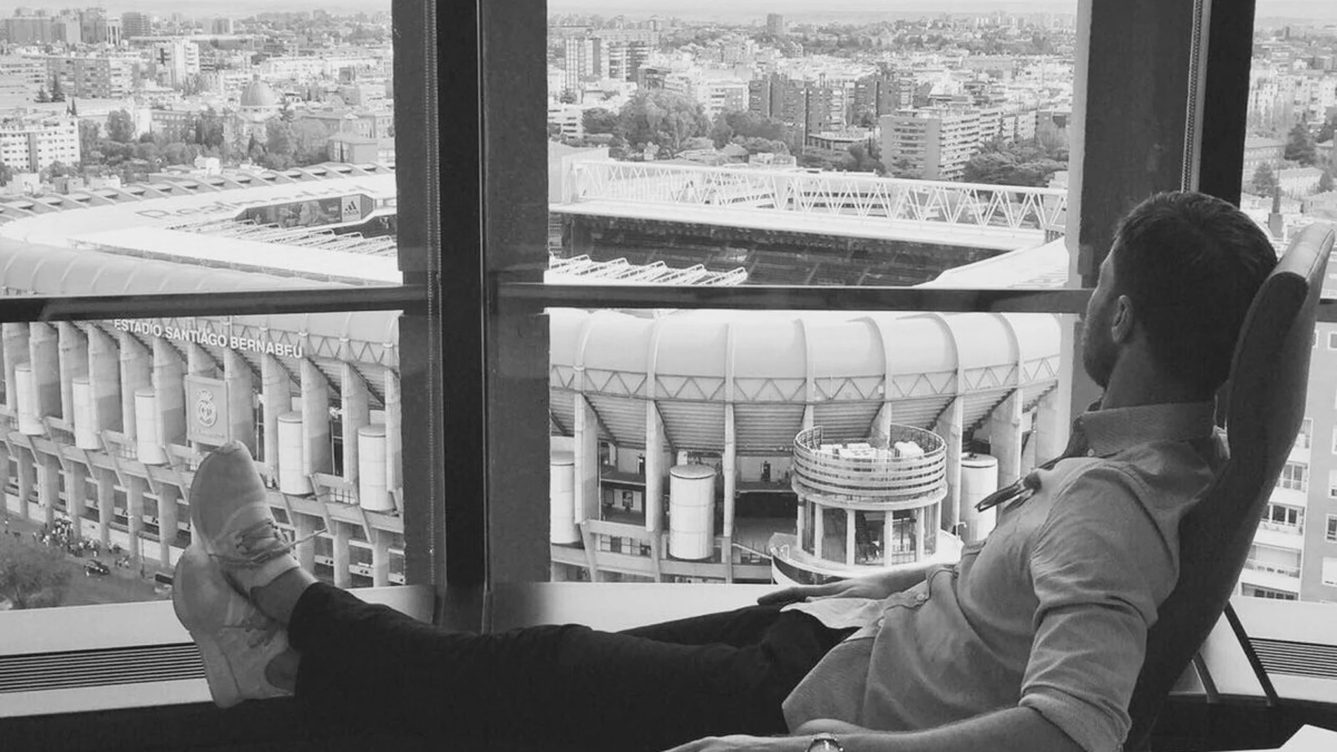 Xabi Alonso observa el Bernabéu a distancia