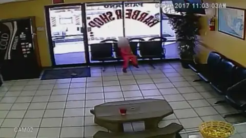 Frame 16.656172 de: Una niña de cuatro años consigue esquivar dos balas que pasan a centímetros de su cabeza Frame 16.656172 de: Una niña de cuatro años consigue esquivar dos balas que pasan a centímetros de su cabeza