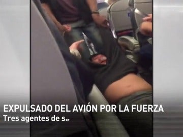 Frame 5.46394 de: United Airlines modifica sus políticas tras la polémica por la violenta expulsión de un pasajero Frame 5.46394 de: United Airlines modifica sus políticas tras la polémica por la violenta expulsión de un pasajero