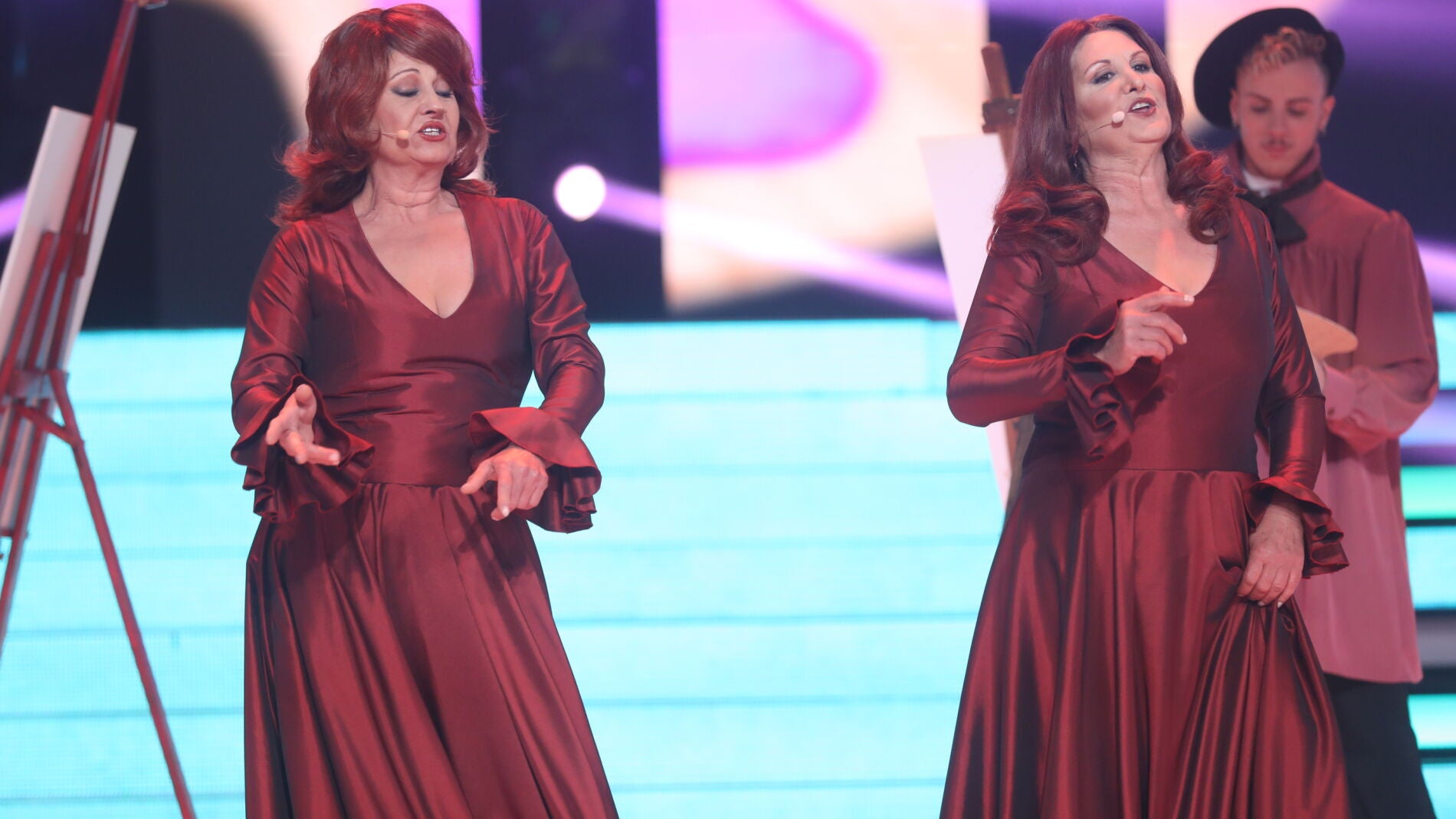 Las Soles encienden el escenario con su actuaci&oacute;n &lsquo;Soy la que sufre por tu amor&rsquo; como Las Grecas