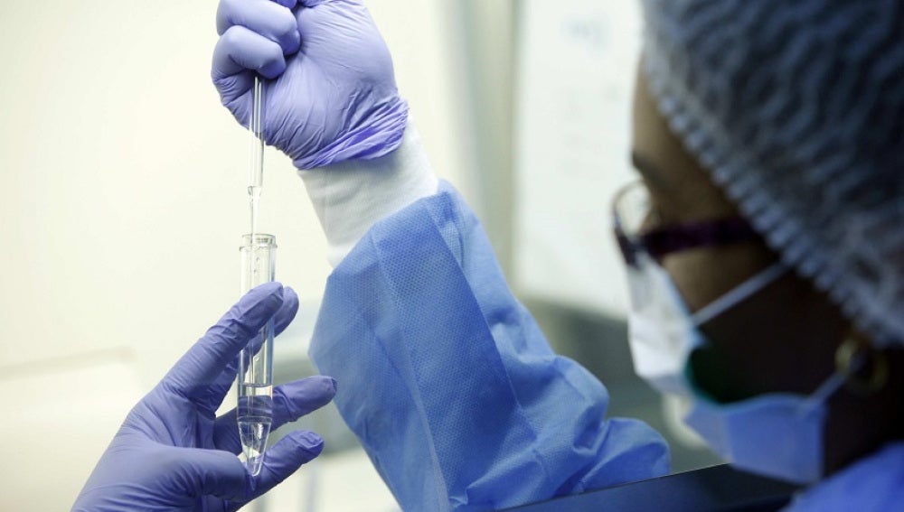 Una mujer examinando pruebas en un laboratorio
