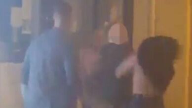 Dos hombres que estaban peleándose golpean brutalmente a una mujer que trató de separarles