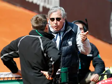 Nastase se encara con el juez de silla Nastase se encara con el juez de silla