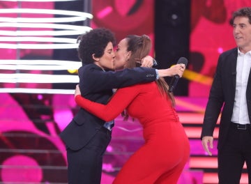 Mónica Naranjo consuela a una emocinada Angy con un apasionado beso