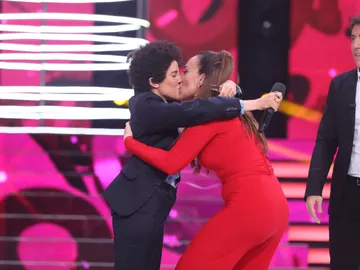 Mónica Naranjo consuela a una emocinada Angy con un apasionado beso Mónica Naranjo consuela a una emocinada Angy con un apasionado beso