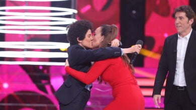 Mónica Naranjo consuela a una emocionada Angy con un apasionado beso