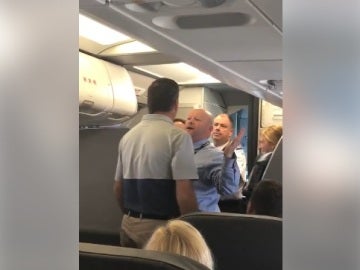 Un empleado de American Airlines se enfrenta a un pasajero