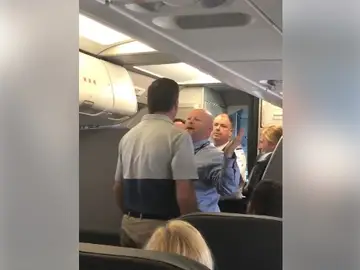 Un empleado de American Airlines se enfrenta a un pasajero Un empleado de American Airlines se enfrenta a un pasajero