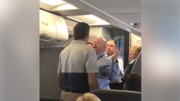 Un empleado de American Airlines se enfrenta a un pasajero