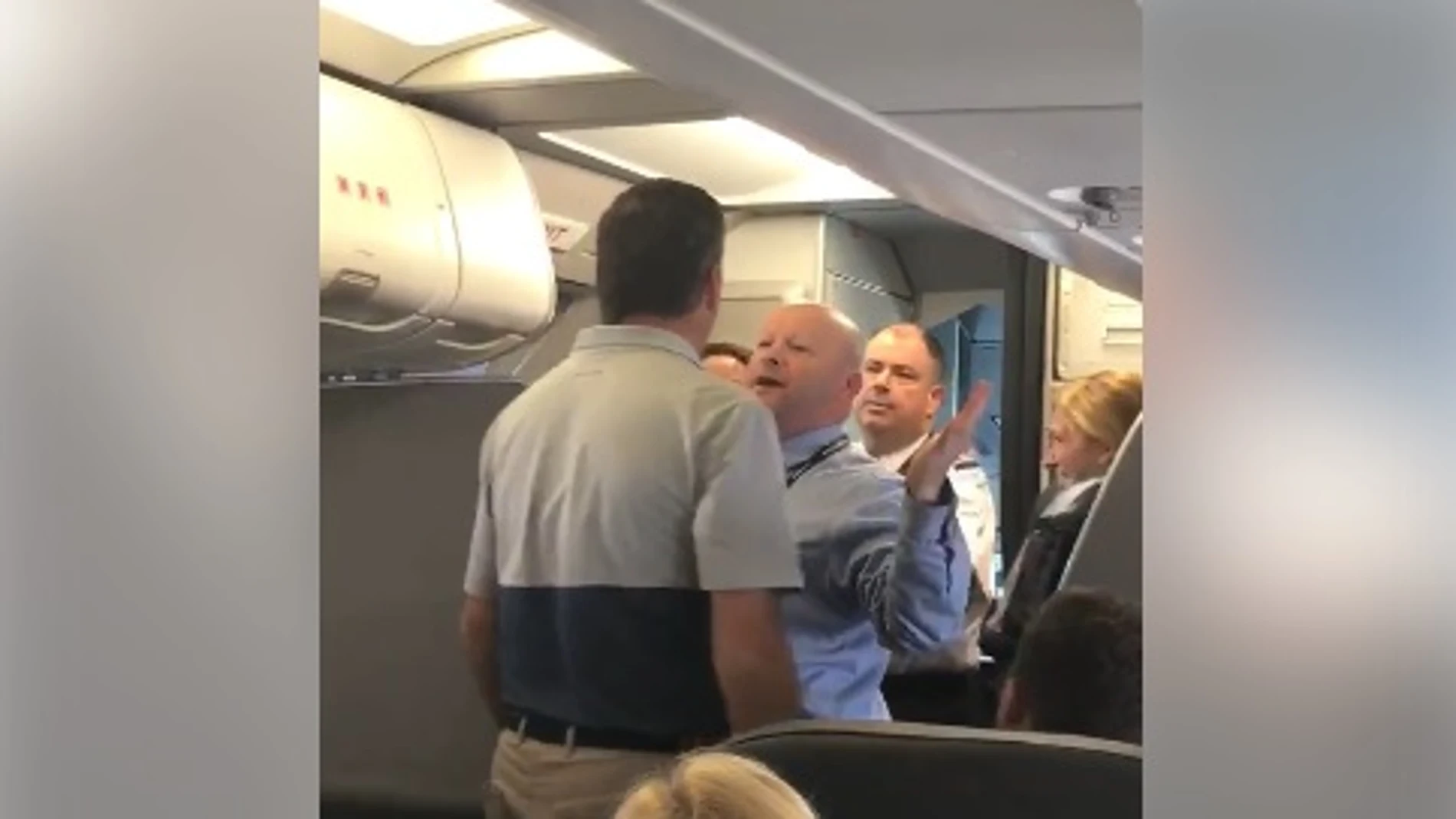 Un empleado de American Airlines se enfrenta a un pasajero Un empleado de American Airlines se enfrenta a un pasajero