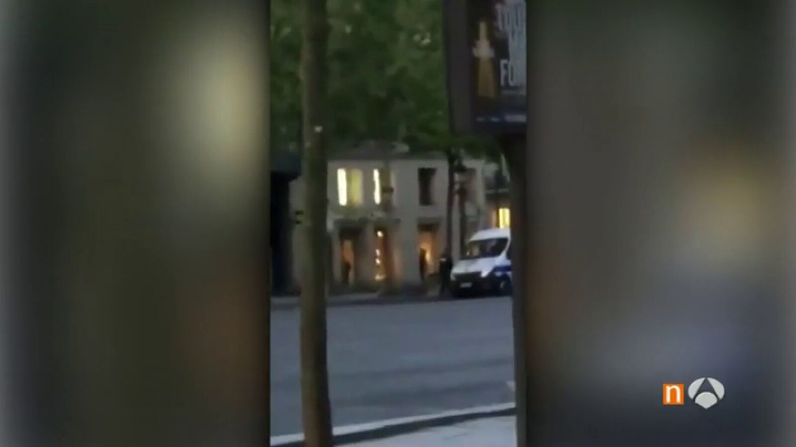 Un vídeo capta el momento en el que el terrorista de los Campos Elíseos comenzó a disparar