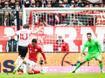 Bojan delante de Thiago Alcántara Bojan delante de Thiago Alcántara