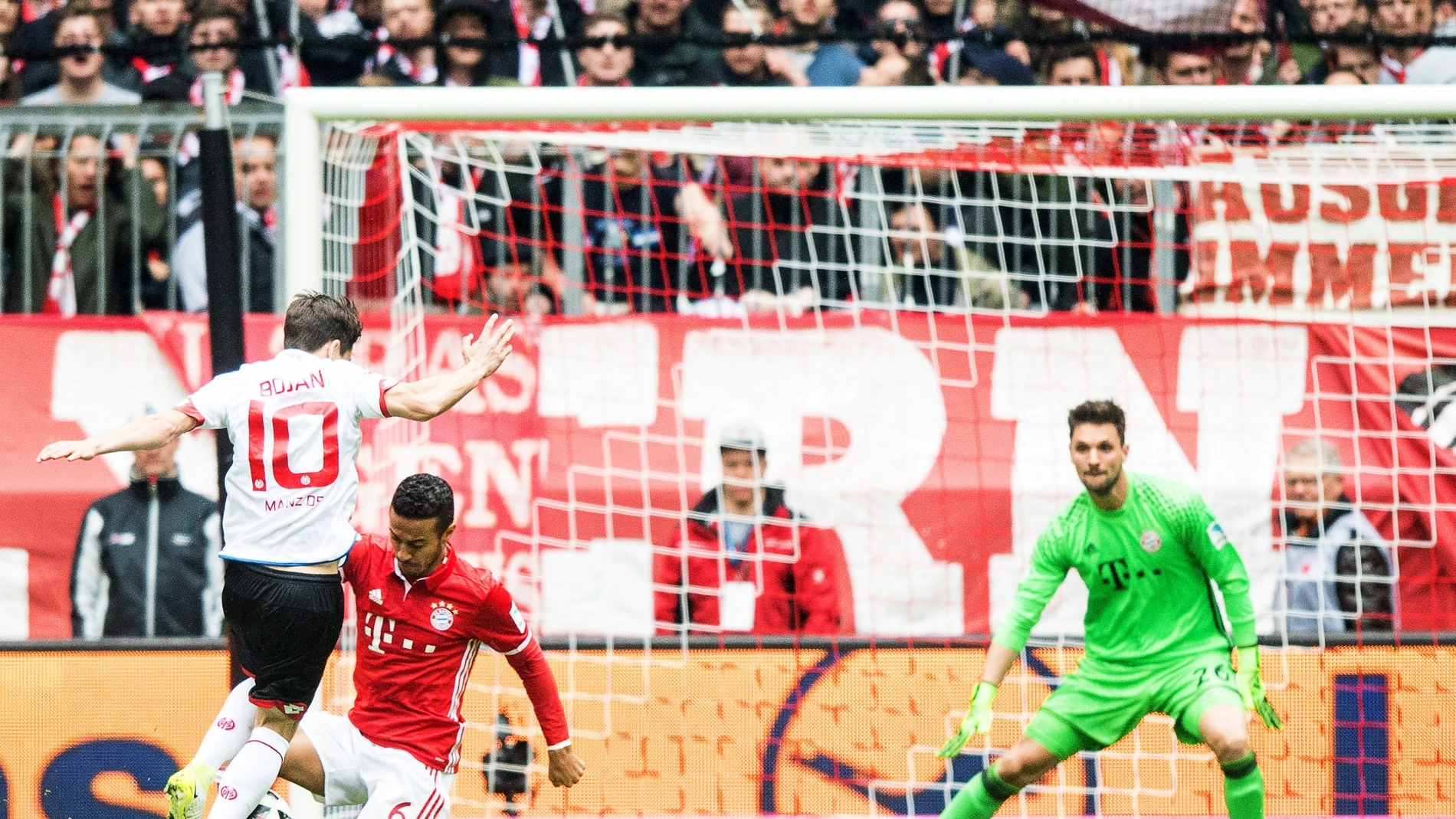 Bojan delante de Thiago Alcántara Bojan delante de Thiago Alcántara