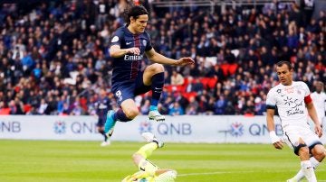 Cavani durante un partido con el PSG